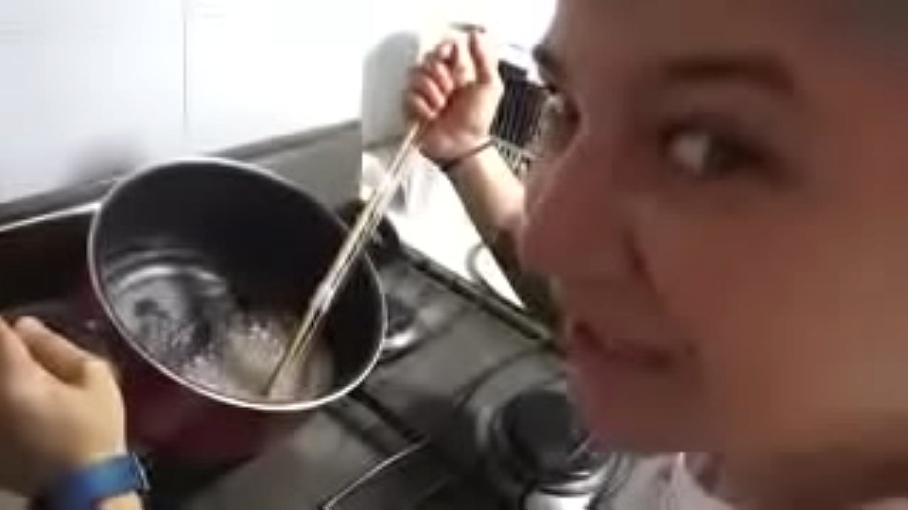 Mexicana cachonda haciendo caramelo