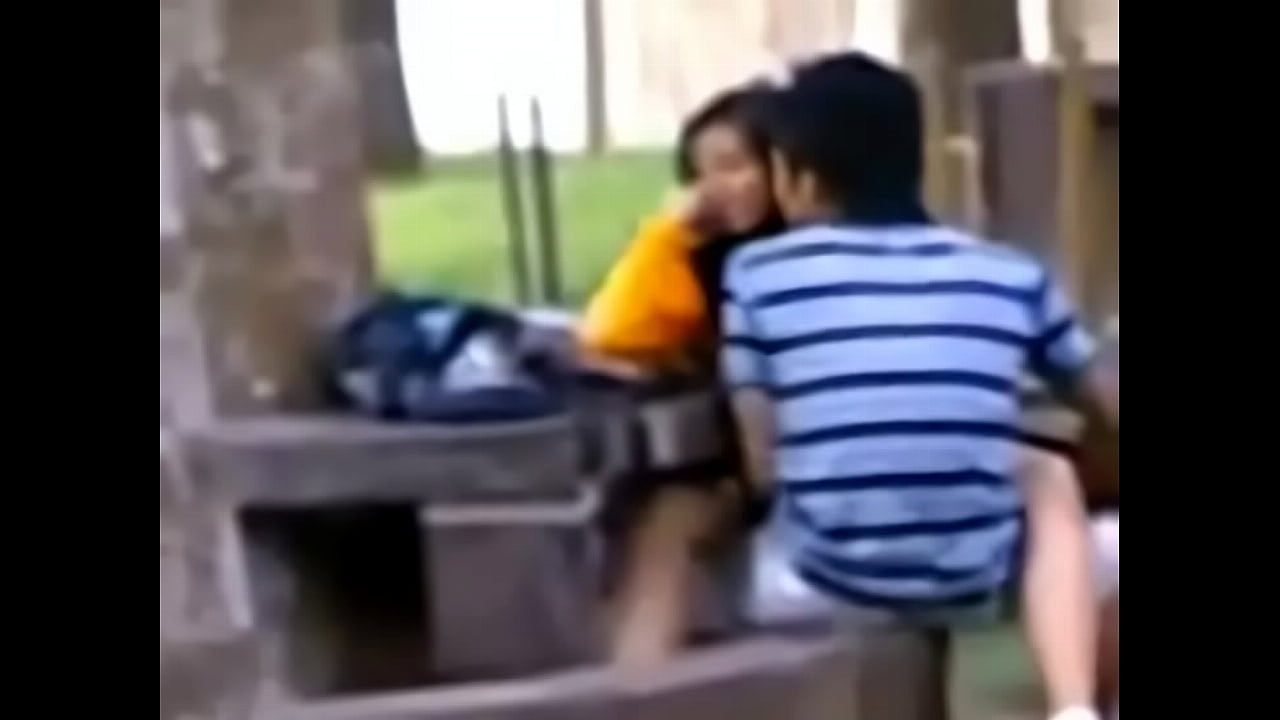 Open Sex School girl and her boyfriend in the park