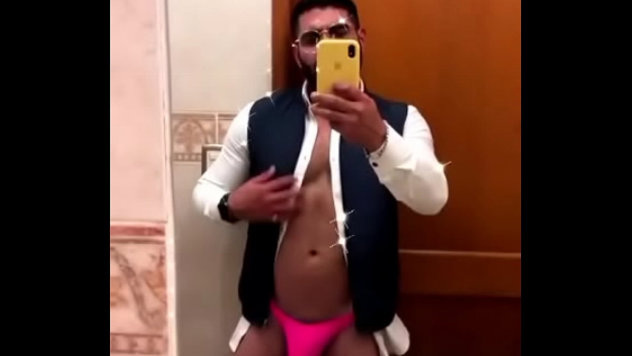 Delicioso hombre en bikini rosa