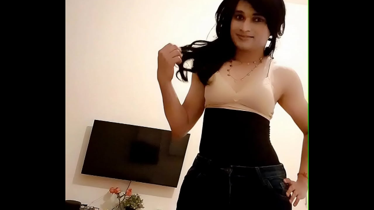 Hot Indian girl moves her sexy curvy body