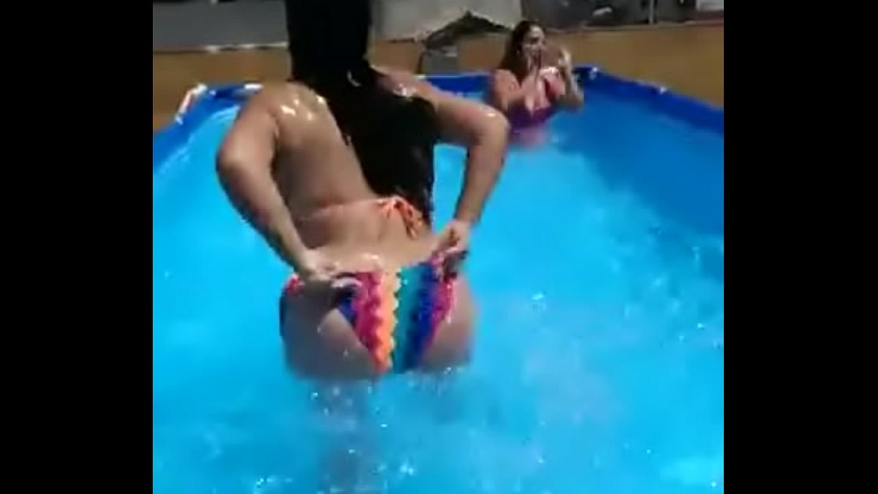 MADURA BAILANDO Y MOVIENDO EL CULO Y SOBANDOSE LAS TETAS EN PISCINA