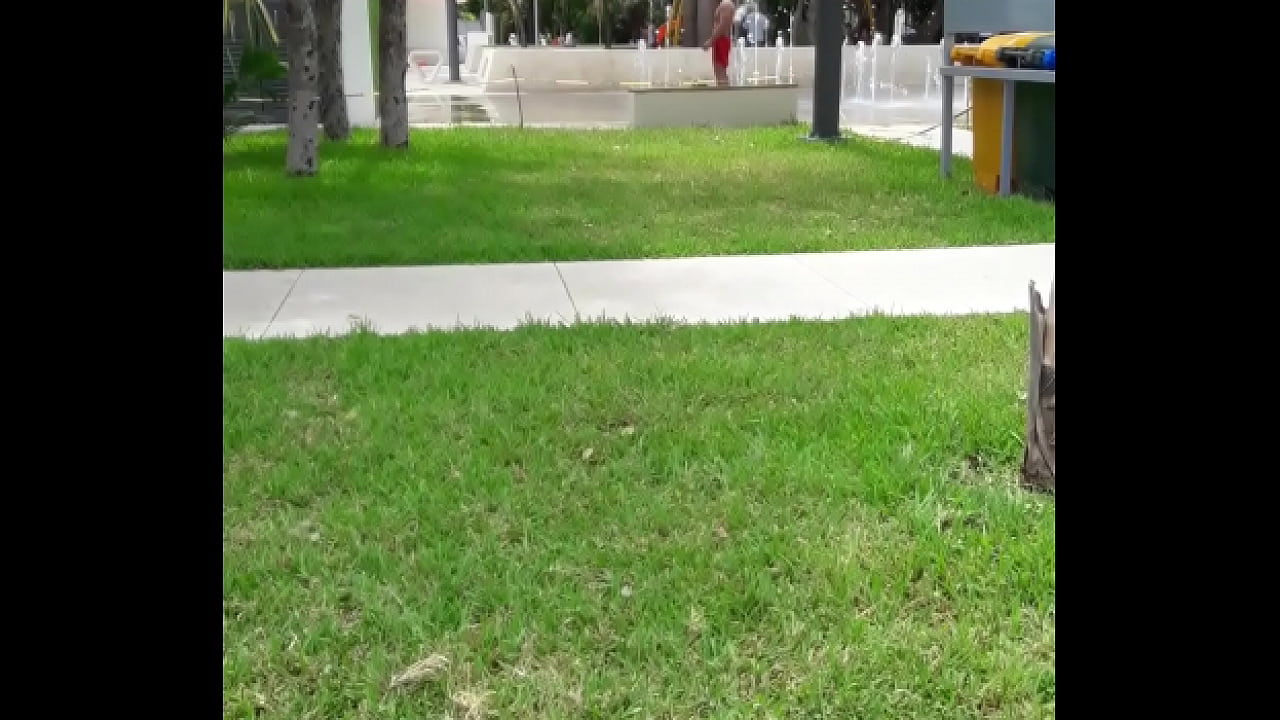 Señor con cuerpazo bañándose en fuente Fonatur Cancún