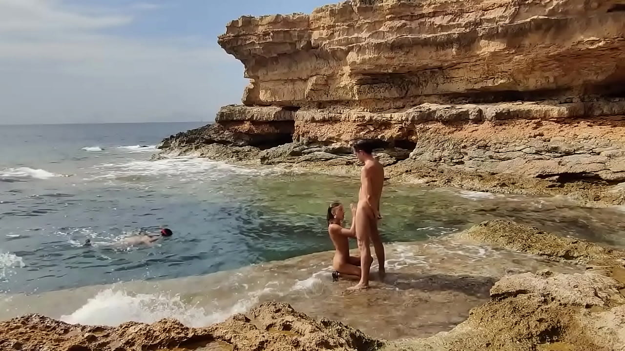 Buceadoras nos miran follar en la playa