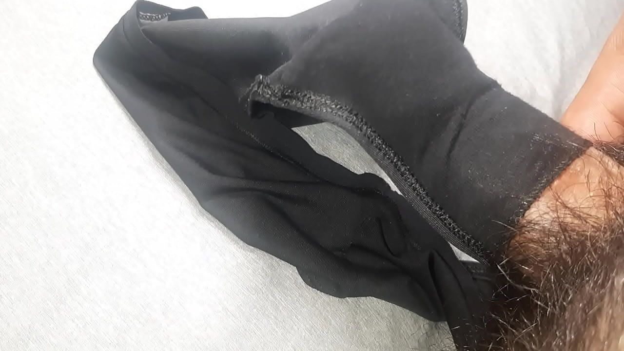 Me corrí sobre las panties negras de mi mejor amiga