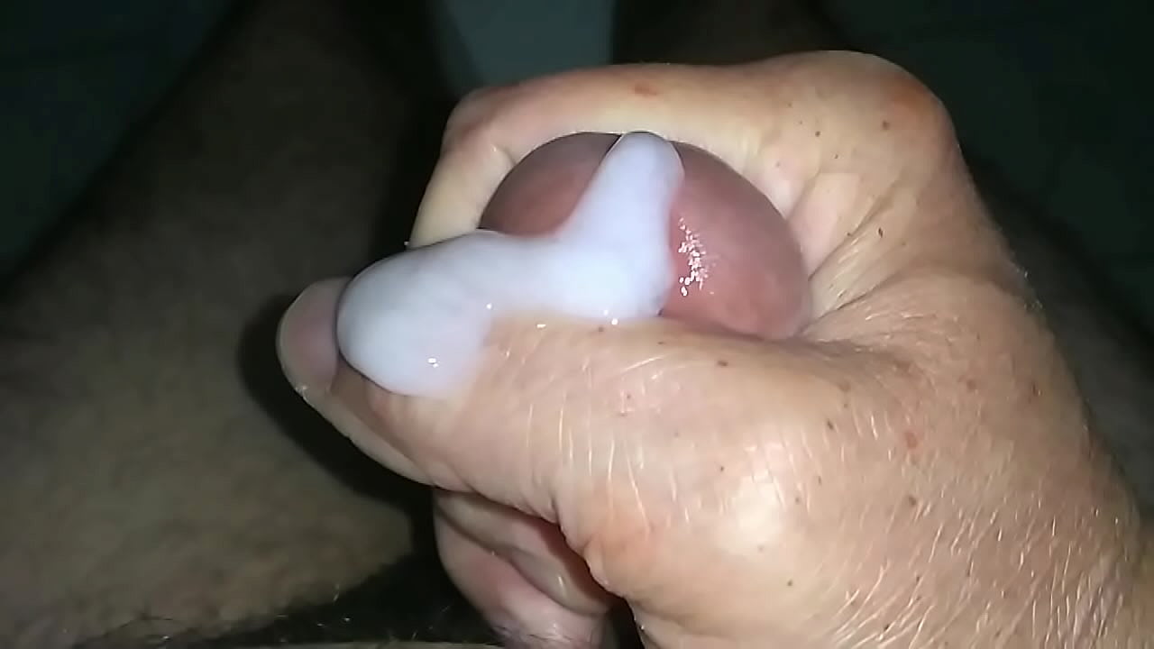 Me clave un pajón hermoso y deje salir la leche bien despacio