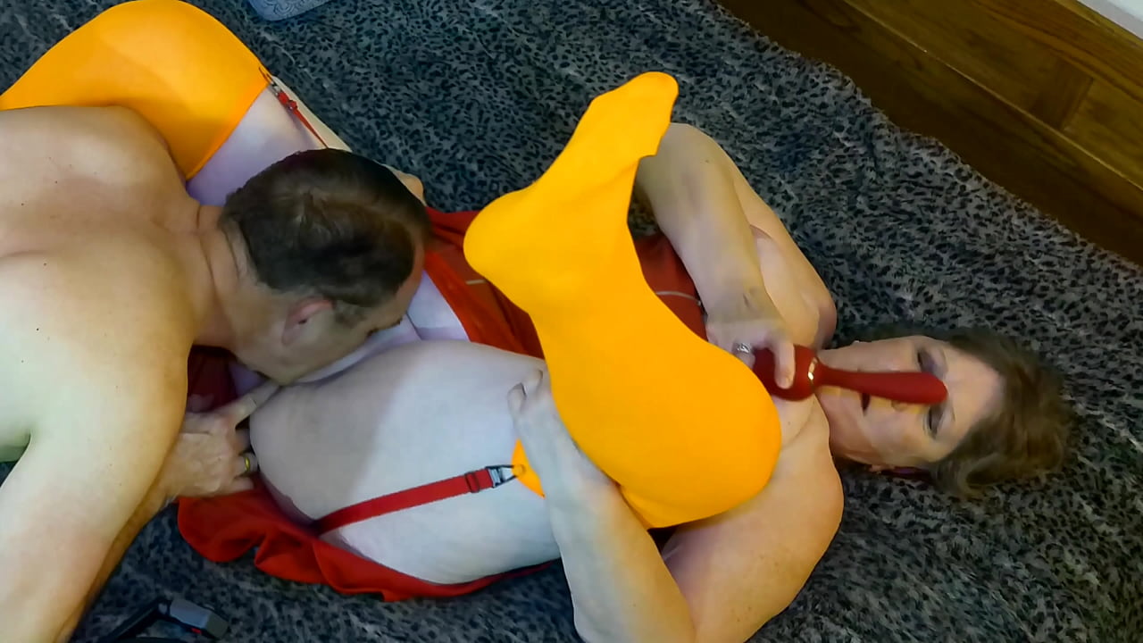 Mature Velma Dinkley cosplay pussy licking & fucking