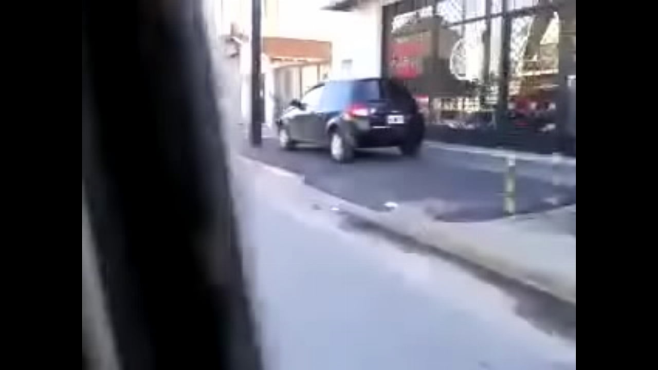 putita anda en moto mostrando la colita