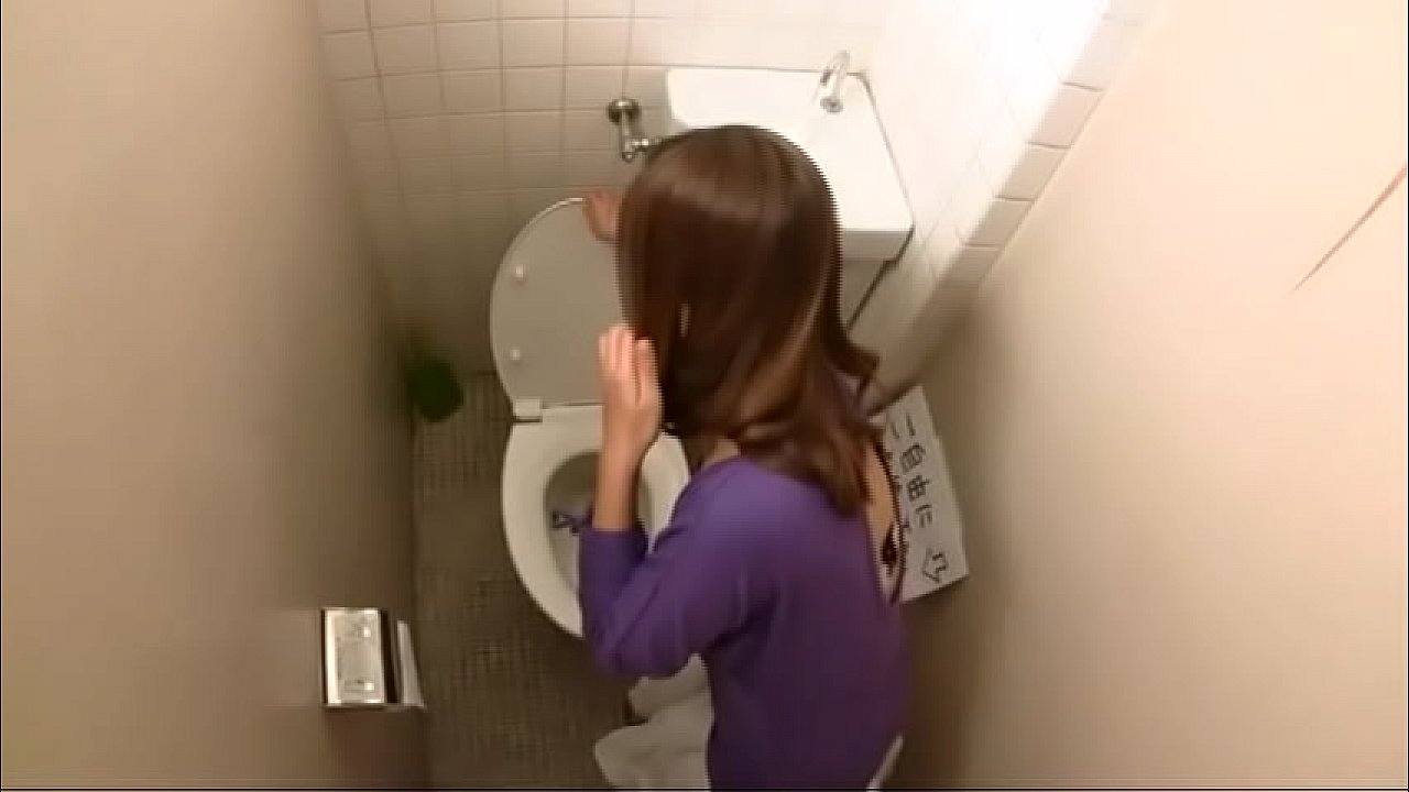Japanese Women Masturbate in toilet