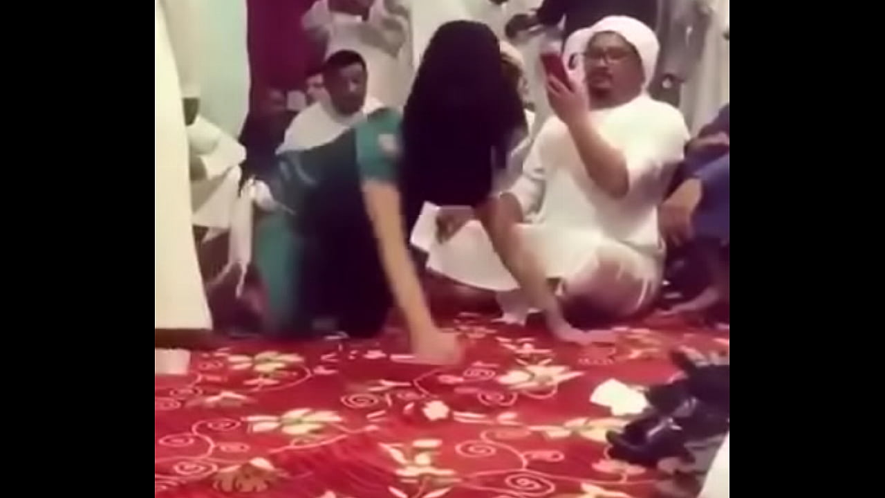 Muslim girl shake booty