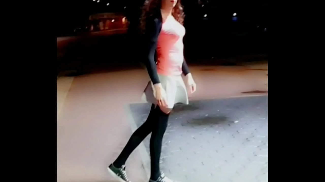 Annemieke flashing clitty on the street