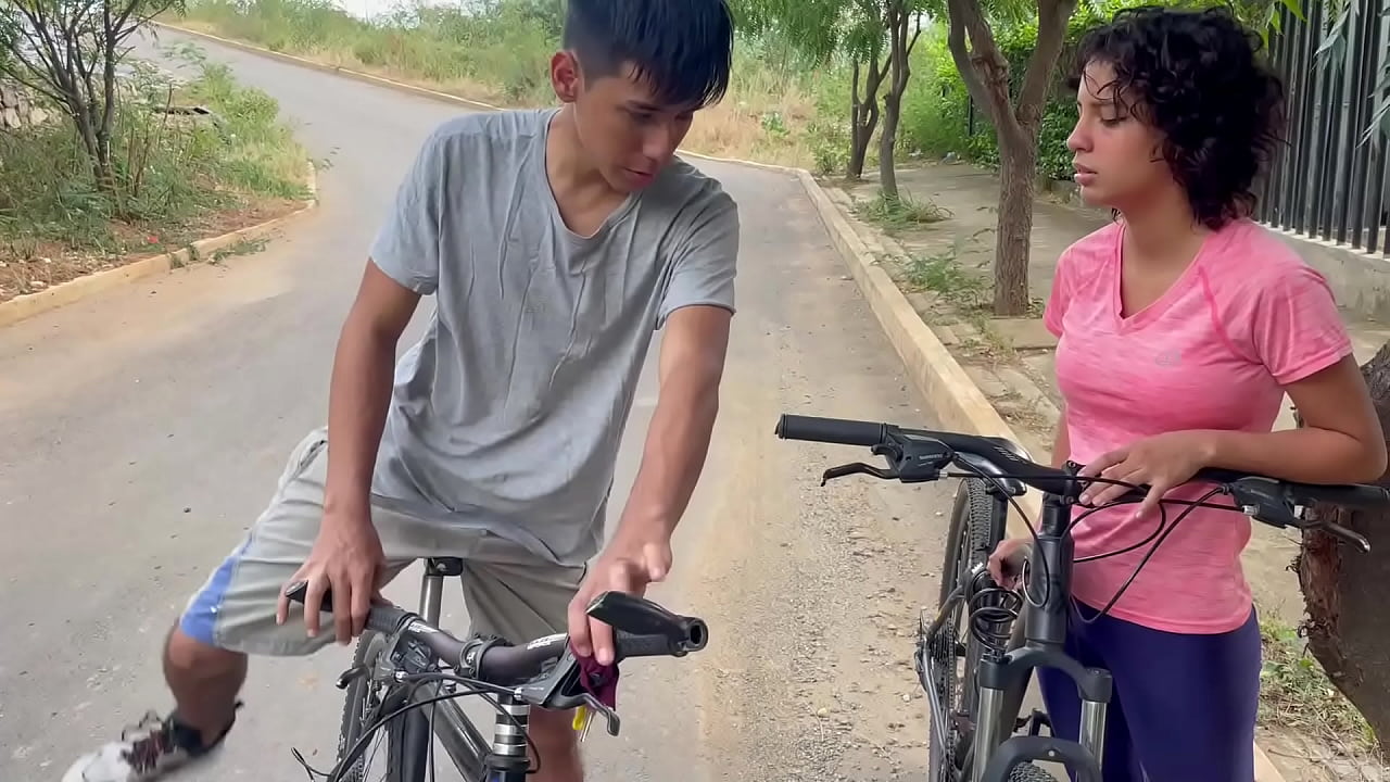 Le ayudo a desvarar su bici a chica colombiana como pretexto para follarmela duro y correrme en su culo.