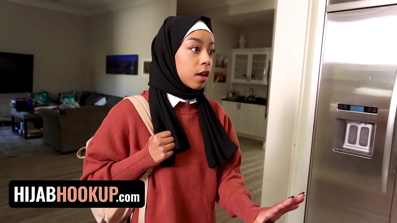 Muslim Babe Freya Kennedy Learns About Sex