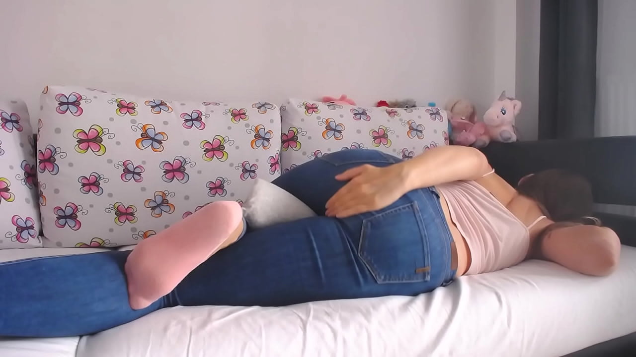 Pillow humping & squirt in jeans