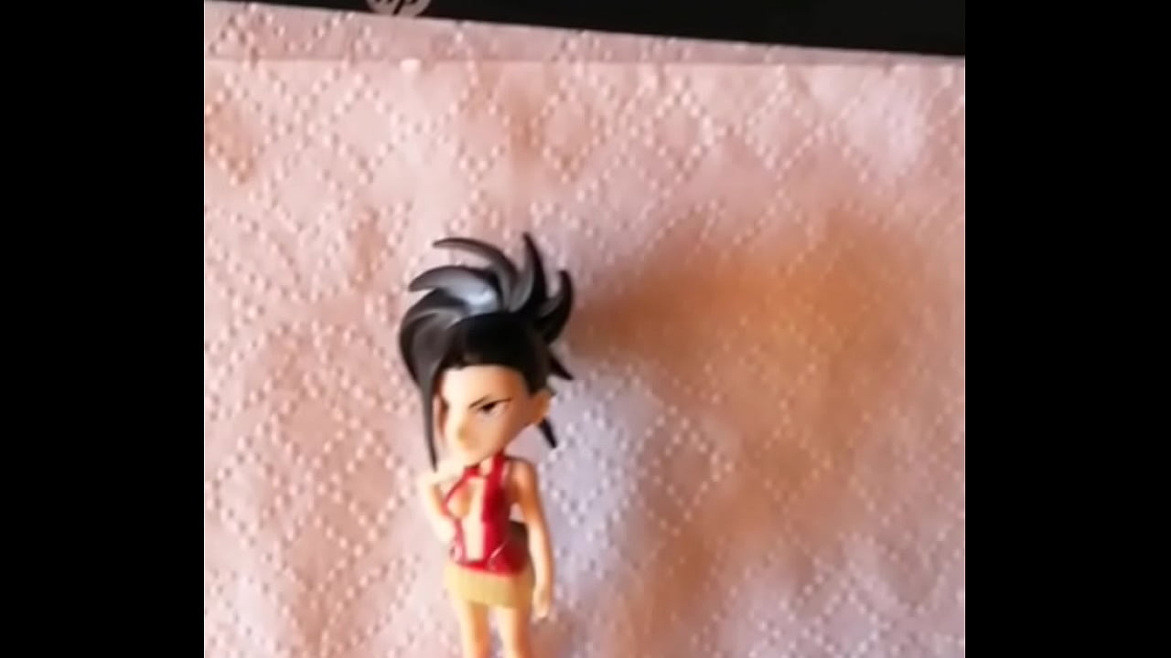 Homenaje a figura de la caliente Momo Yaoyorozu