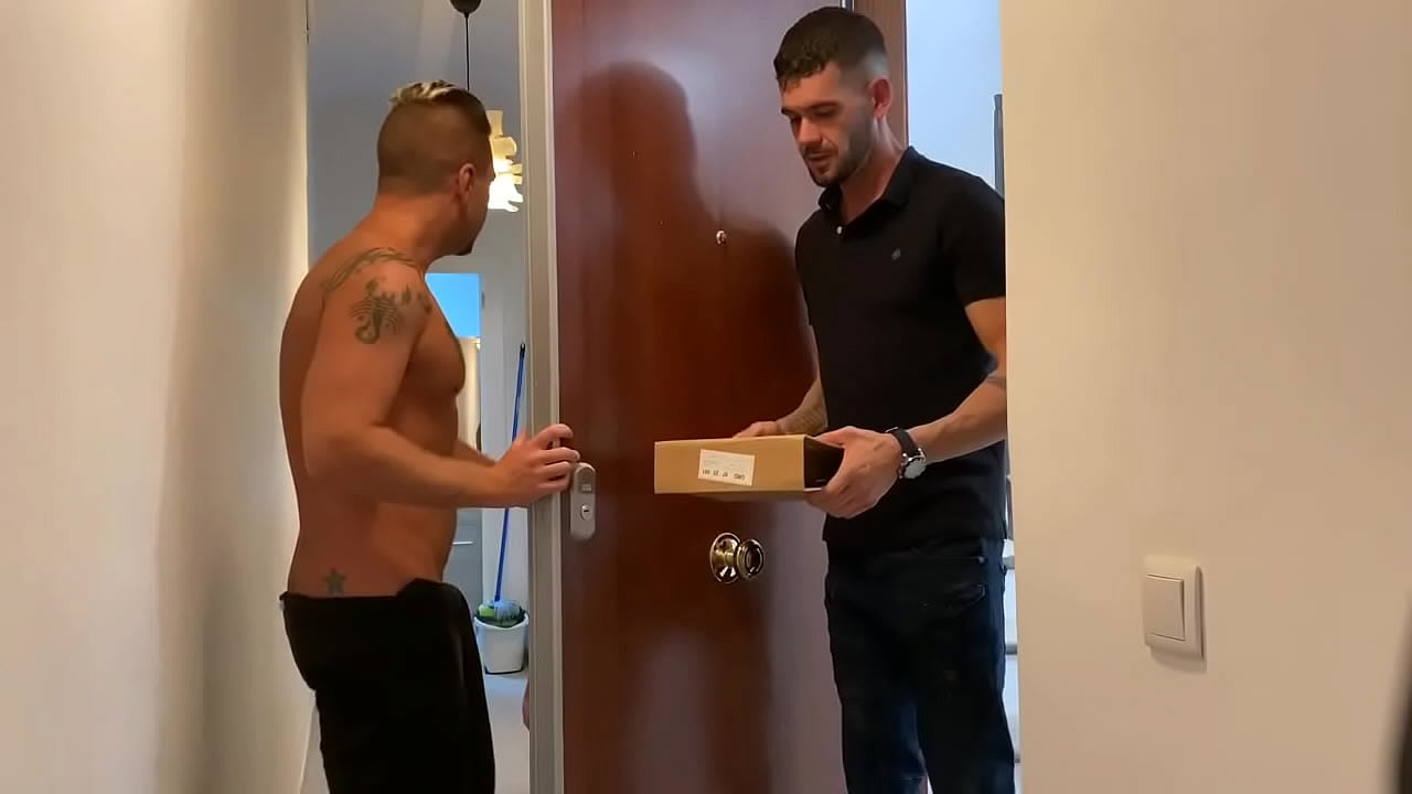 Delivery hot guy fucked me