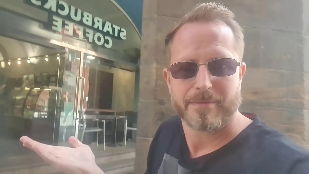 Tourist recognizes pornstar Dominno in the street and fucks her in his hotel