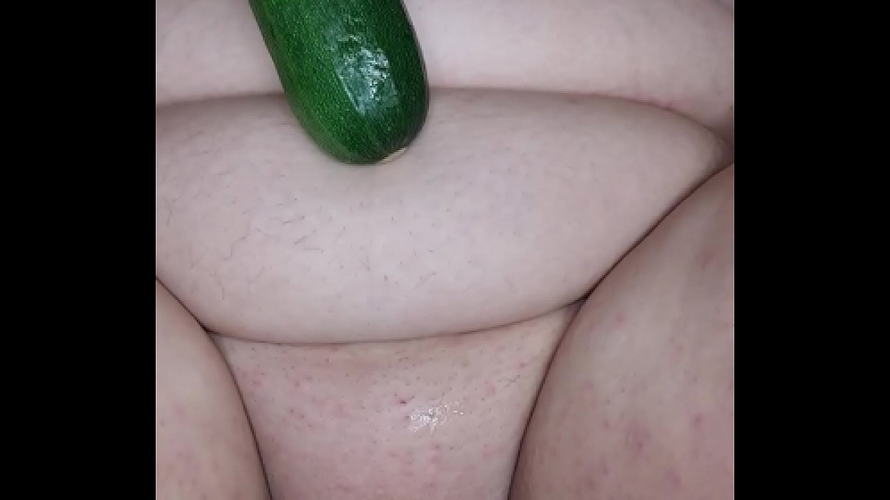 Hungry BBW stretches her creamy pussy with vegetables