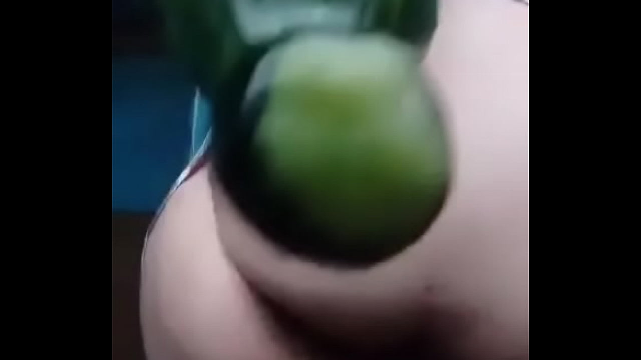 Latina se masturba con una verdura