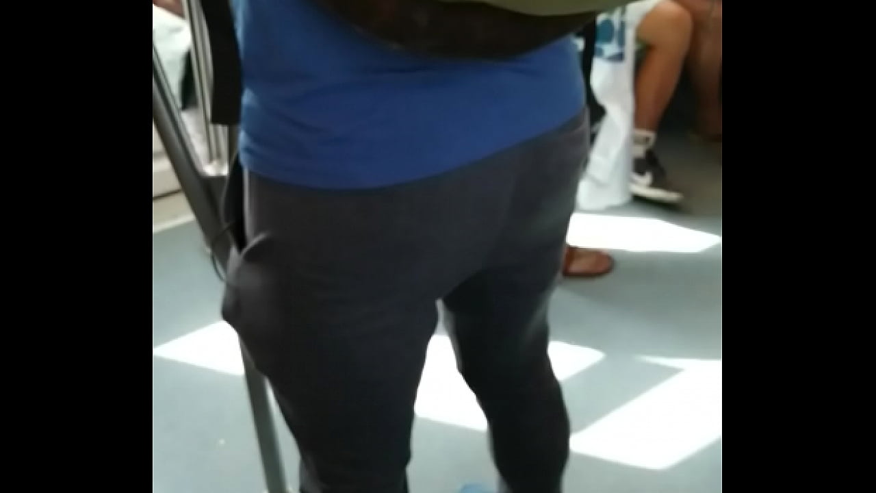 Rico culo de macho en el metro de Lima