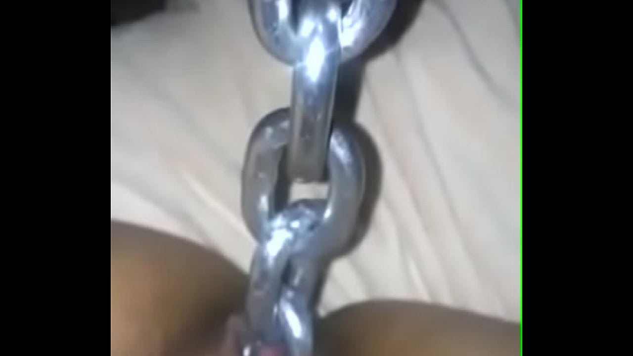 Guy pulls chain out of phat pussy