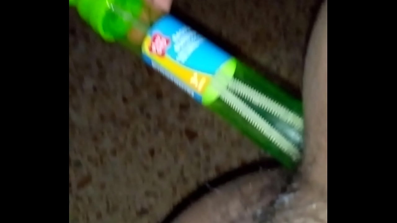 Me masturbo y meto tubo de burbujas en mi ano