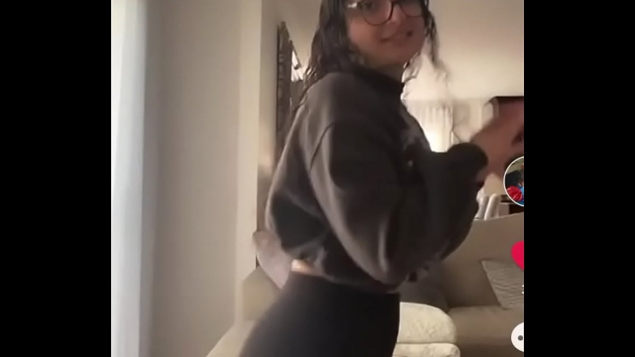 Girls dances and shows her nice ASS