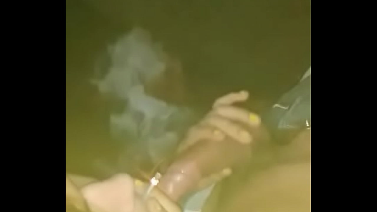 novinha fumando e chupando