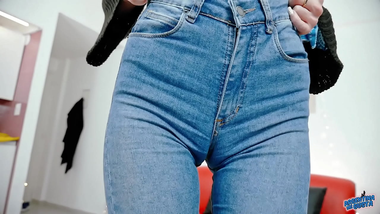 Huge Cameltoe on Very Skinny Babe Wearing Super Tight Jeans! And a Amazing Round Butt!