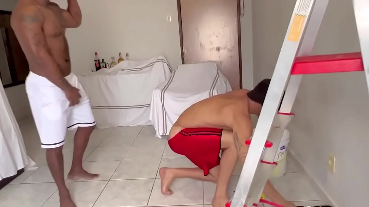 Negro dotado fudendo o cara da pintura na pele