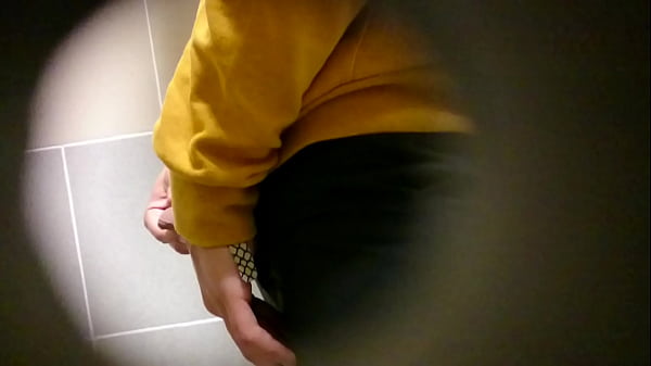 Guy caught pissing at public urinal