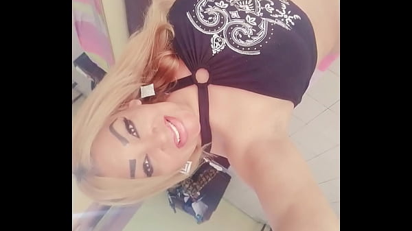 Disfrutando en la cama mamando te la verga rika 