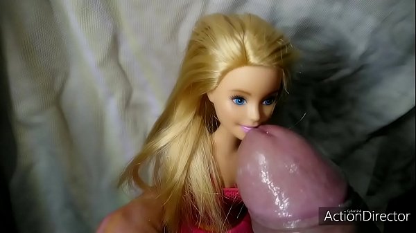 Frotando mi pene sobre cara de barbie