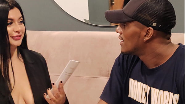 Antonella no tiene dinero y paga su domicilio con puro sexo