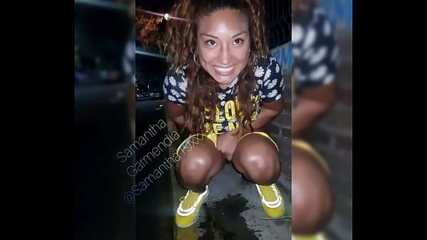 Sam garmendia  se hace pip&iacute; en la calle