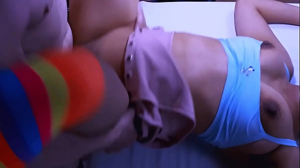 La apretada vecina del piso de arriba ten&iacute;a fama de ser una mujer solitaria y reprimida, pero una noche, cuando se encontraron en el pasillo del edificio, &eacute;l descubri&oacute; que ten&iacute;a una faceta secreta que lo dej&oacute; sin aliento