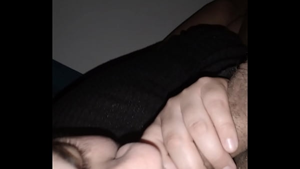 Mamando chocolate caliente una noche oscura llena de misterio 