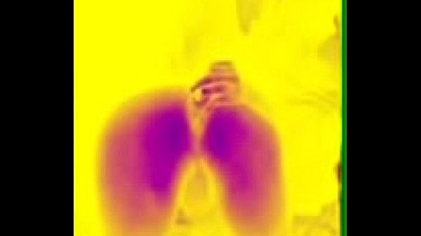 Stau in porumb dezbrăcat   in timp ce sunt filmat cu o drona cu termoscanare