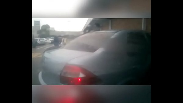 No estacionamento com o fixo