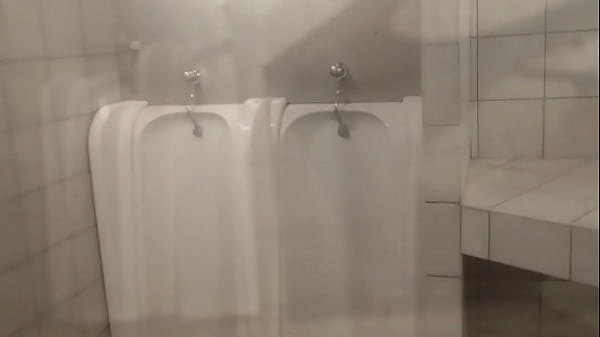 visite a poil des chiottes homme et femme sur un parking  