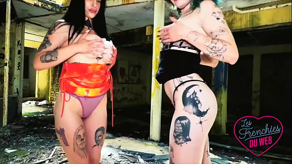 Analeya et Trixy, vraies coquines, se partagent une bite d'&eacute;talon