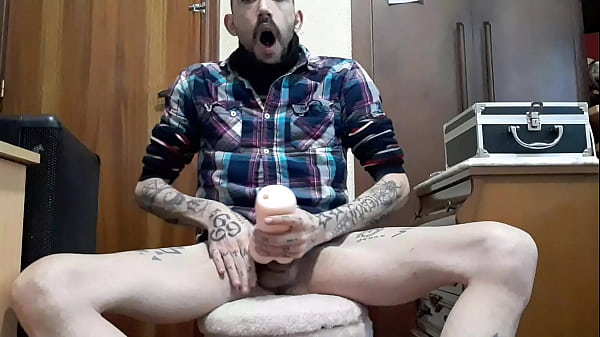 Melvin C masturbaci&oacute;n en solitario con gran poll&oacute;n y tac&oacute;n.