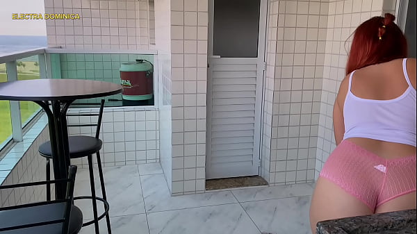 Contratei ela pra faxina, mas essa bunda balan&ccedil;ando no shortinho me deixou duro