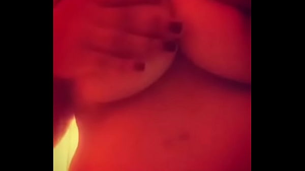 Toc&aacute;ndome mis grandes tetas  