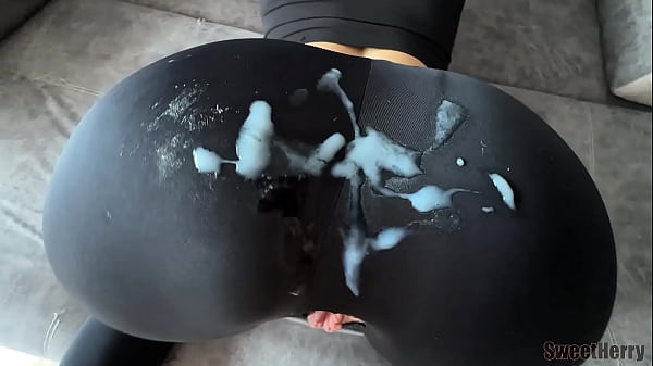 Ко мне решила заскочить спортсменка в обтягивающих леггинсах. Я вырезал дырочку между ее ног