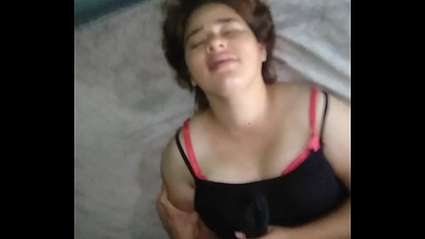 Me la mama y tenemos sexo de misionero mientras grabo con mi celular por la noche bien sabroso 