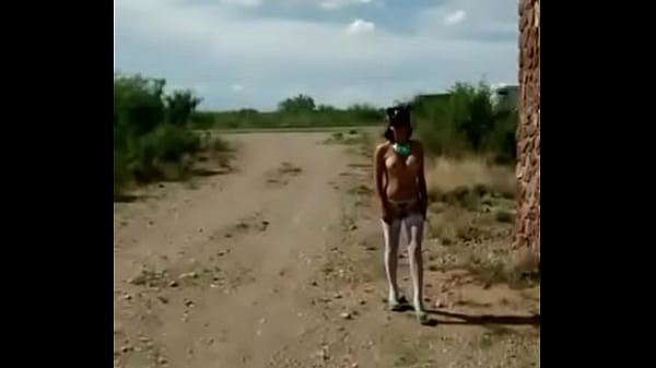 Gatita se pasea con las tetas al aire.