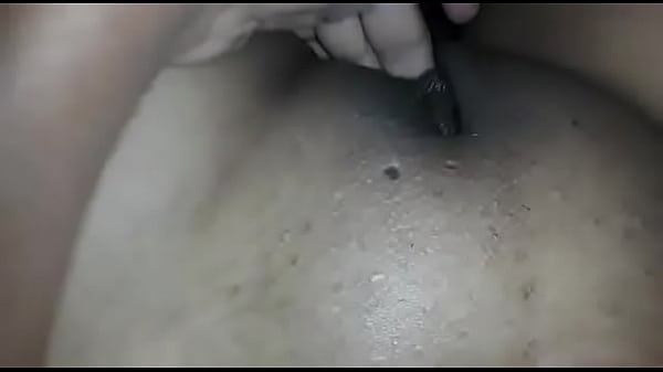 Dedos, toc&aacute;ndose, leche, sola 