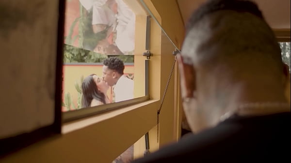 Vim conhecer a casa nova com o marido e acabei levando pau no cu