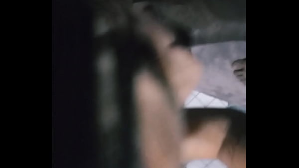 D&eacute;bora Andrade chupa ajoelhada no banheiro mama o neg&atilde;o