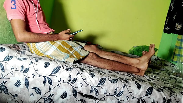 चाचा जी ने स्कूल गर्ल step भांजी को सुसु करते हुए देखा ओर पकड़ के चोदा